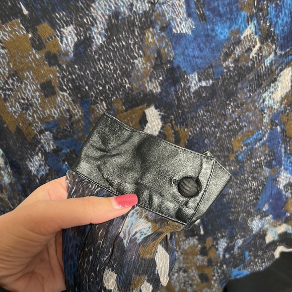 For Love & Lemons Navy Print Silk Leather Cuffs Back Tie V Neck Blouse Medium - Picture 4 of 14